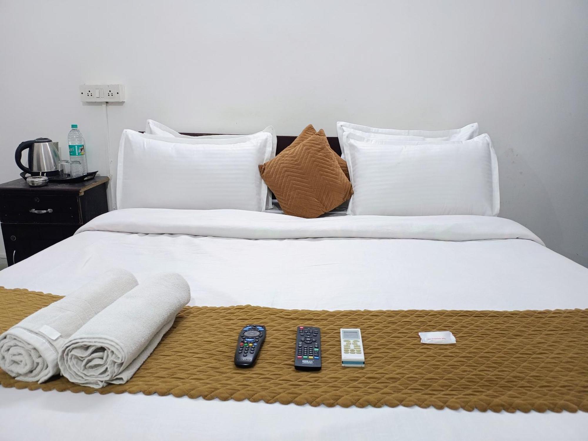Hotel Hauz Khas Fort View New Delhi Bagian luar foto
