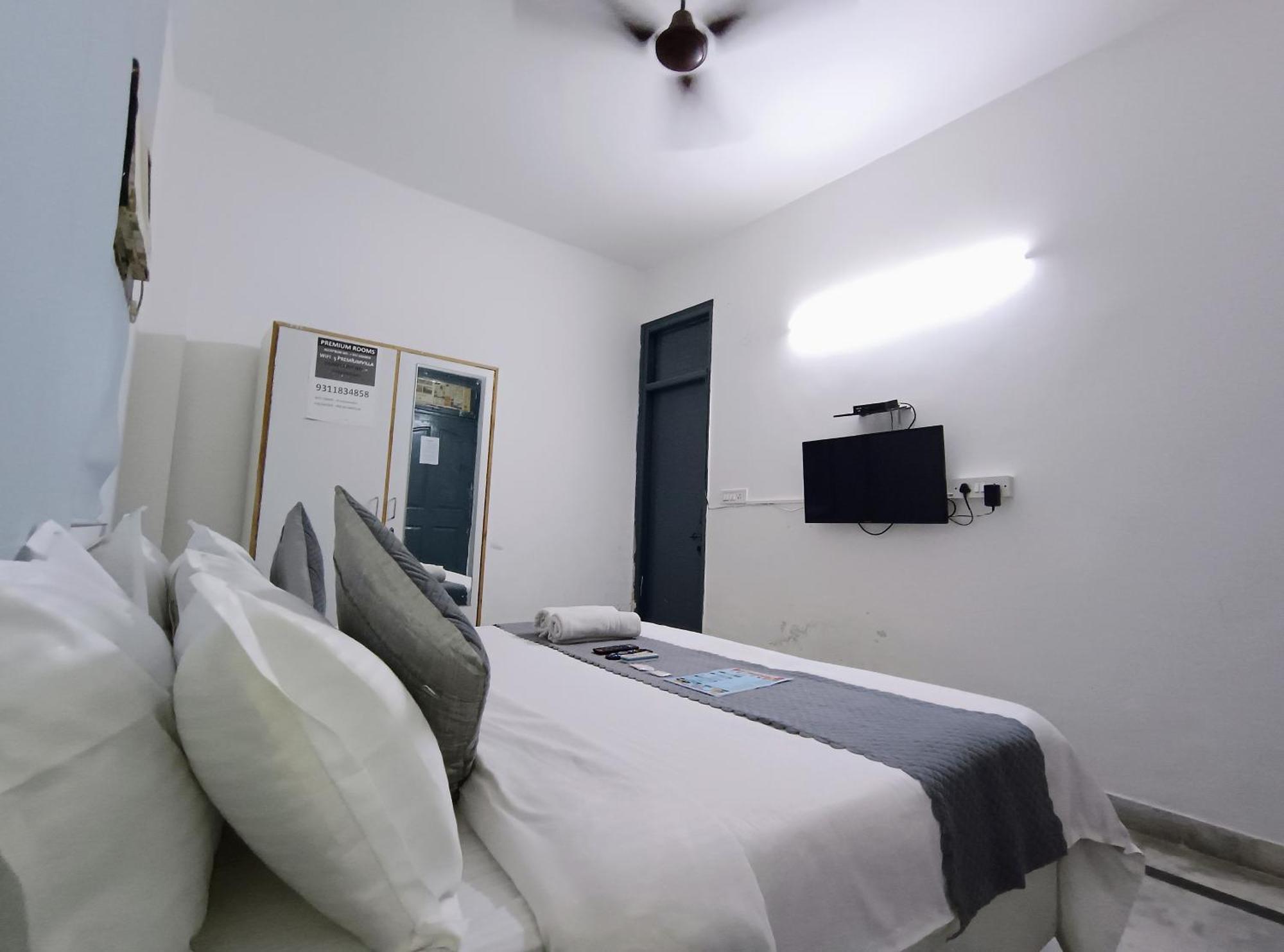 Hotel Hauz Khas Fort View New Delhi Bagian luar foto