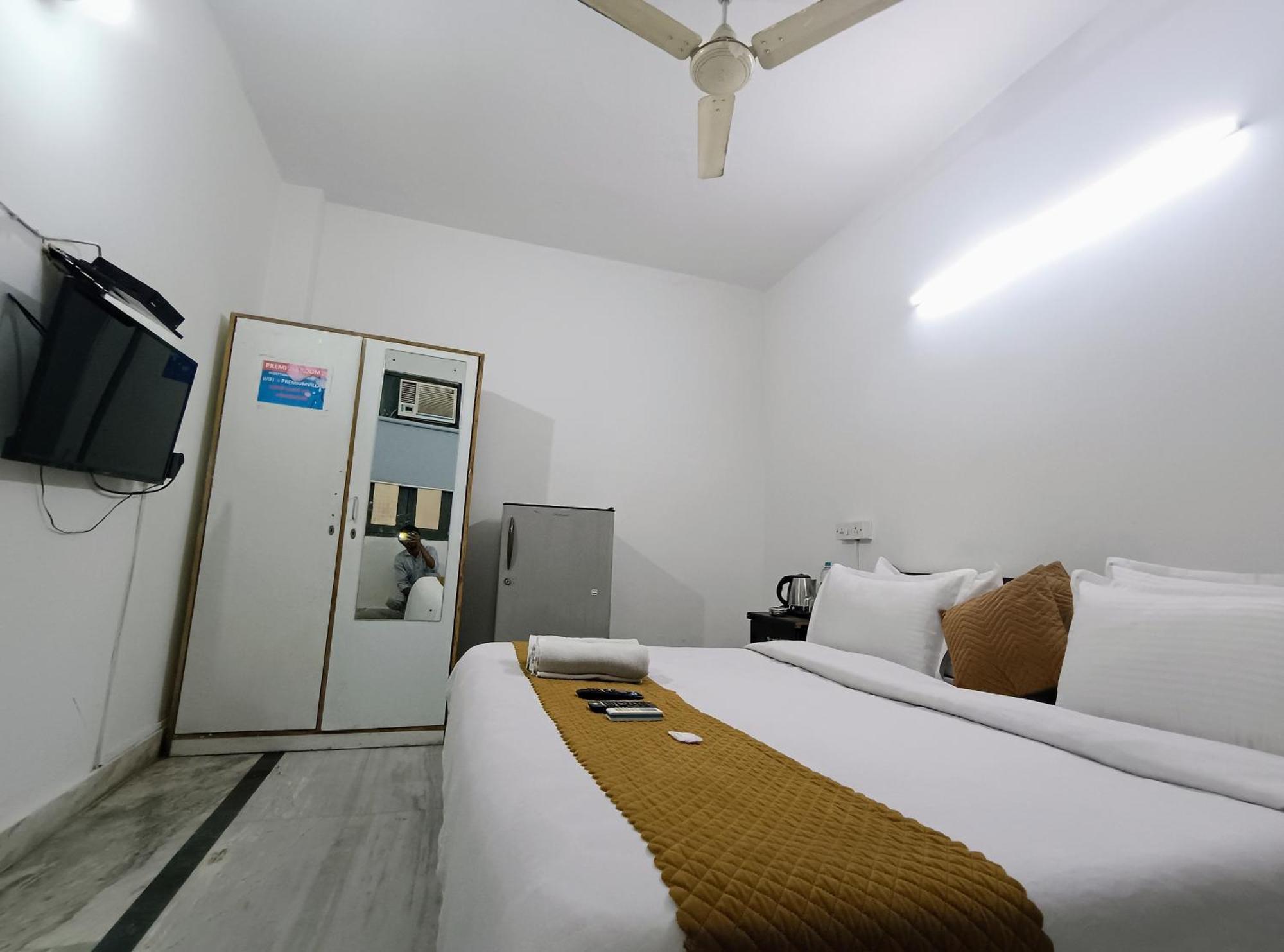 Hotel Hauz Khas Fort View New Delhi Bagian luar foto