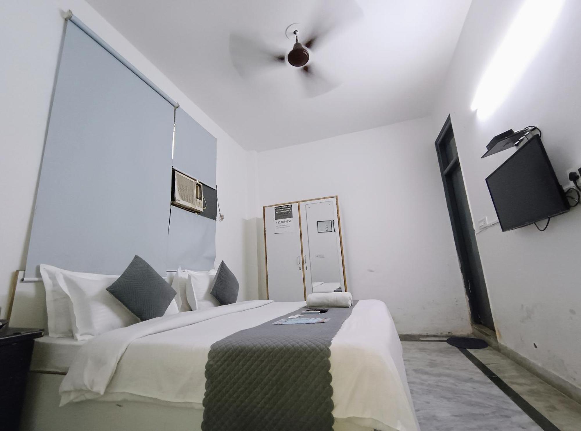 Hotel Hauz Khas Fort View New Delhi Bagian luar foto