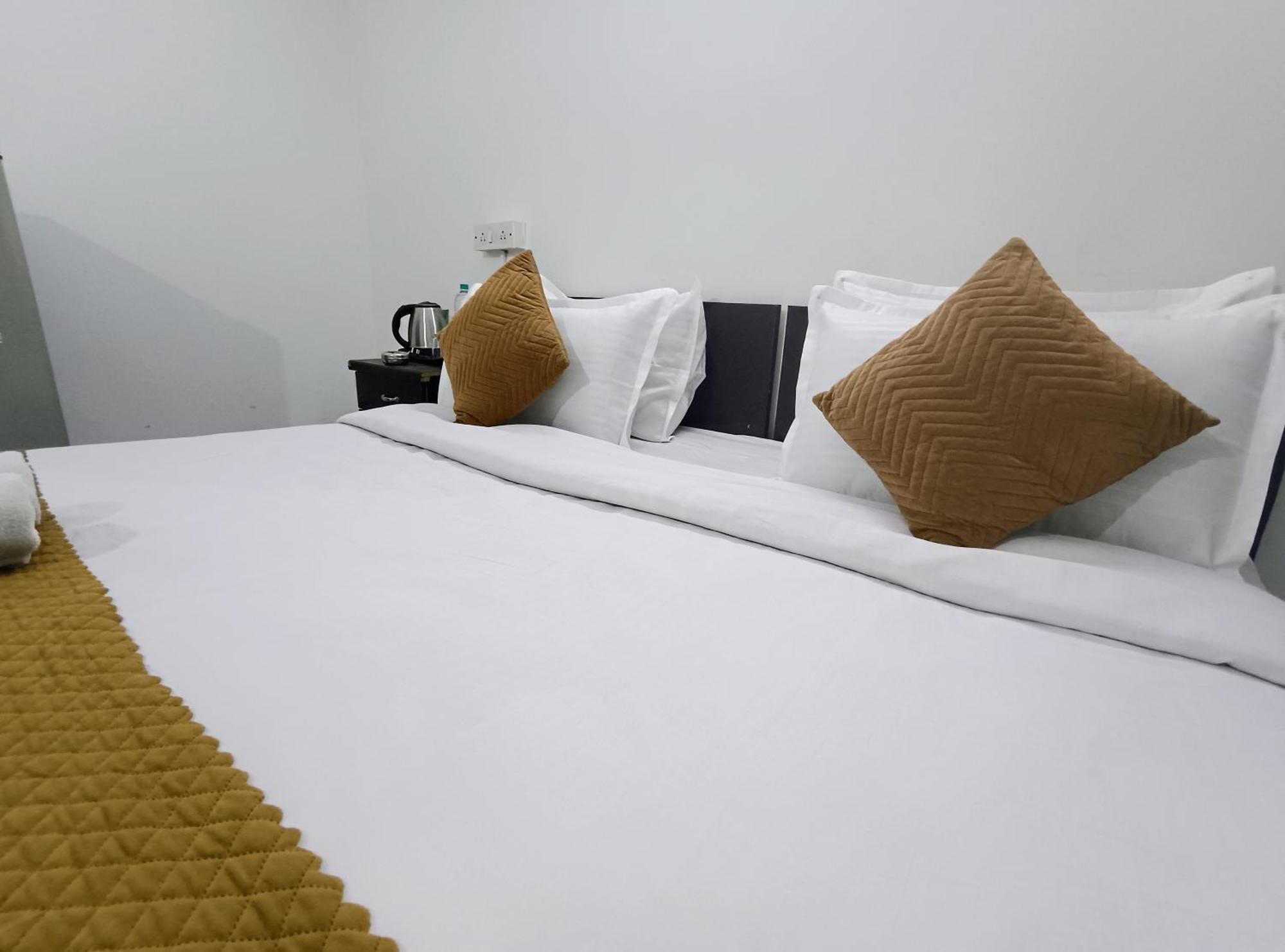 Hotel Hauz Khas Fort View New Delhi Bagian luar foto