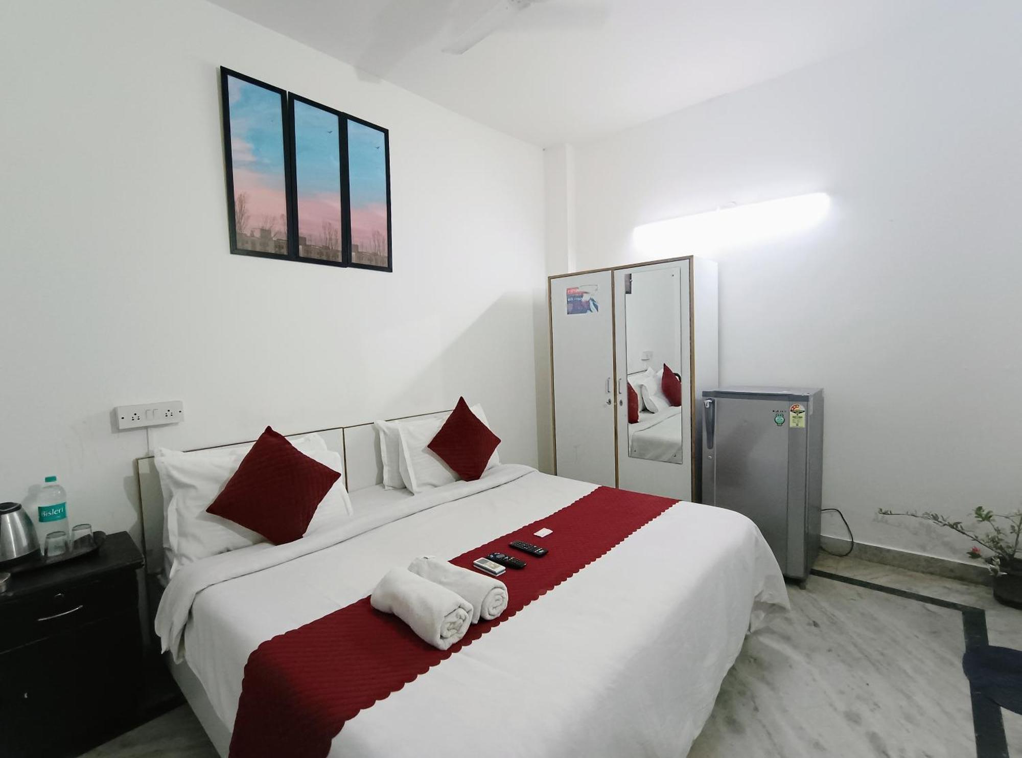 Hotel Hauz Khas Fort View New Delhi Bagian luar foto