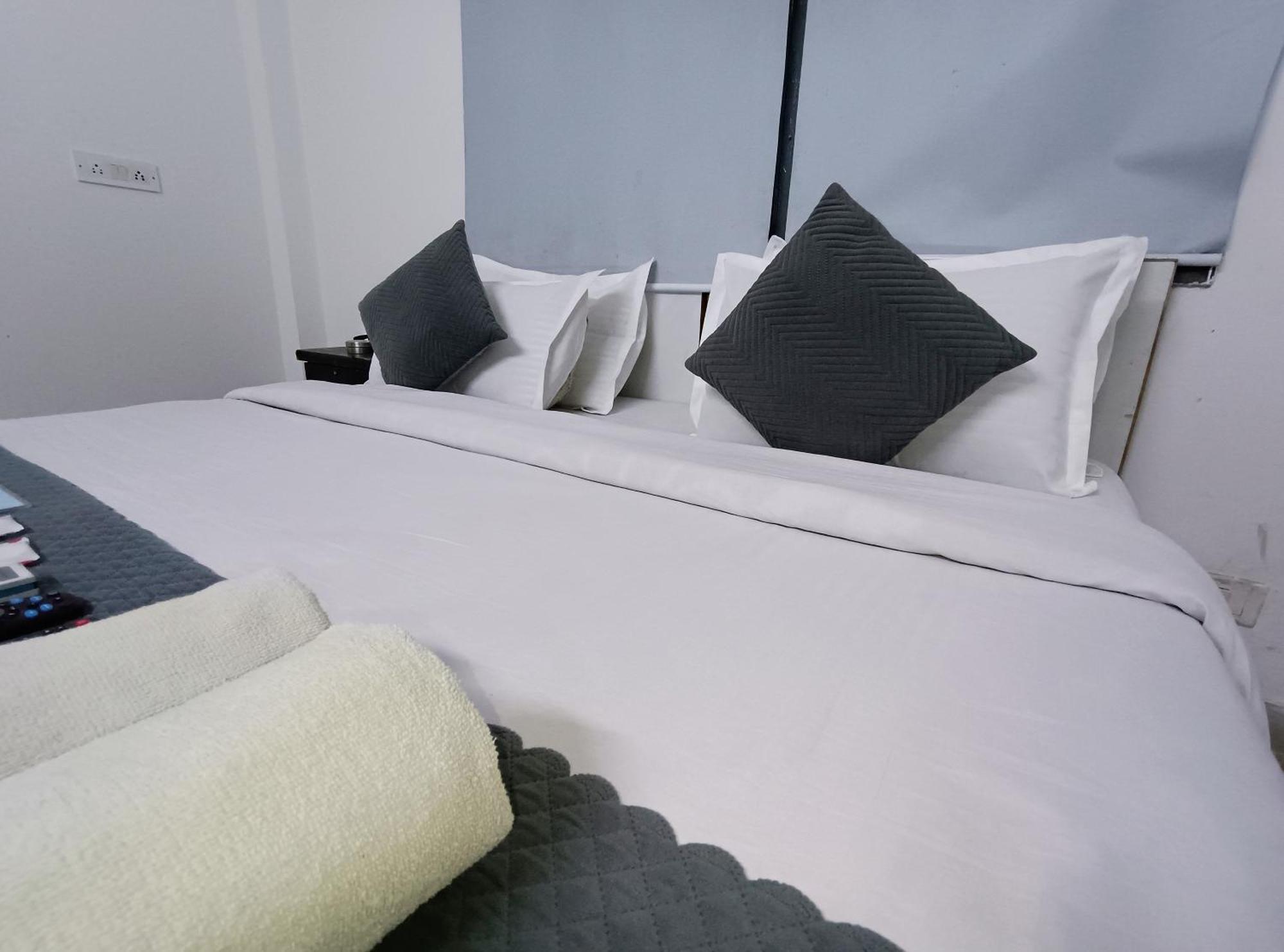 Hotel Hauz Khas Fort View New Delhi Bagian luar foto