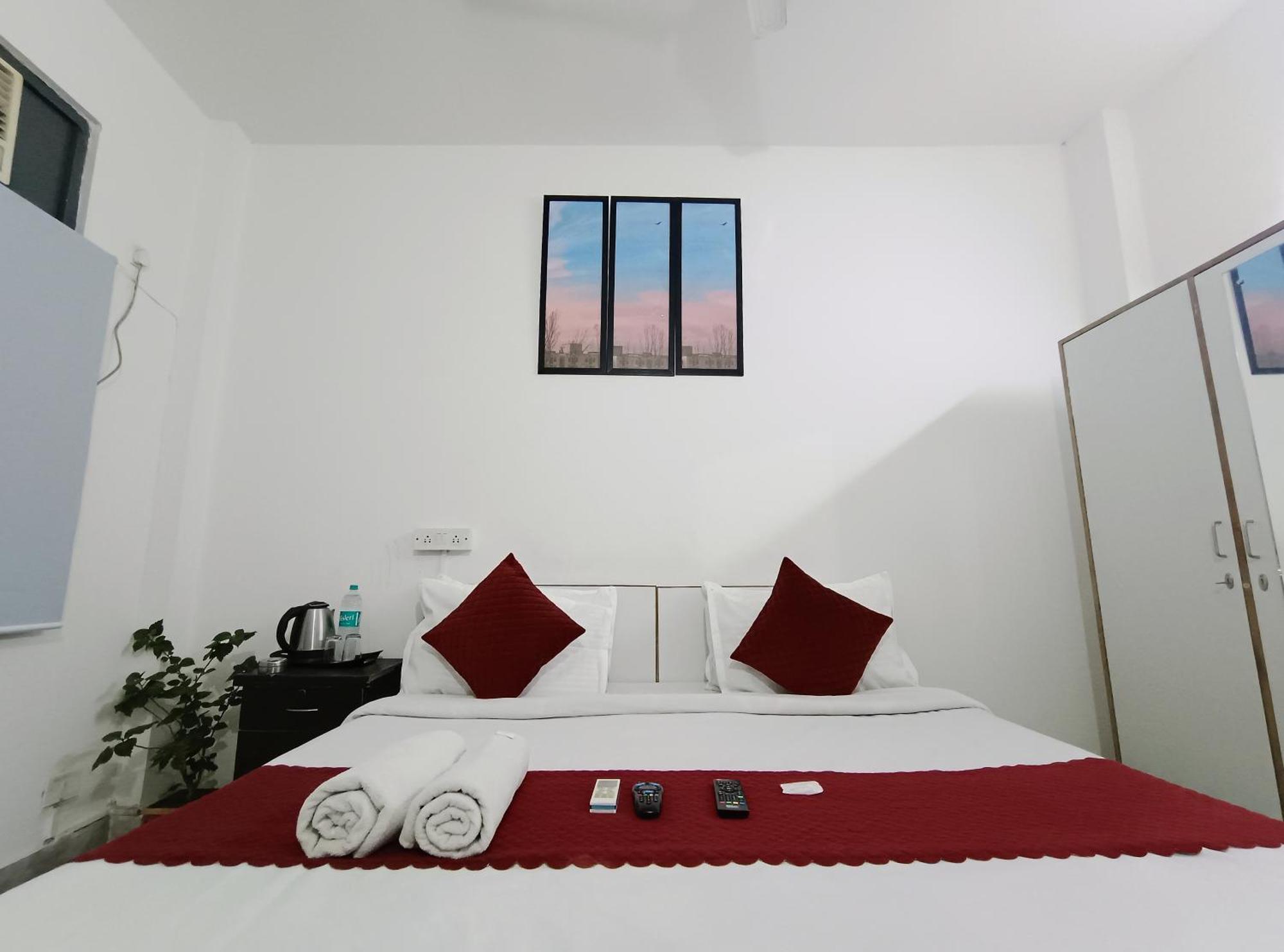Hotel Hauz Khas Fort View New Delhi Bagian luar foto