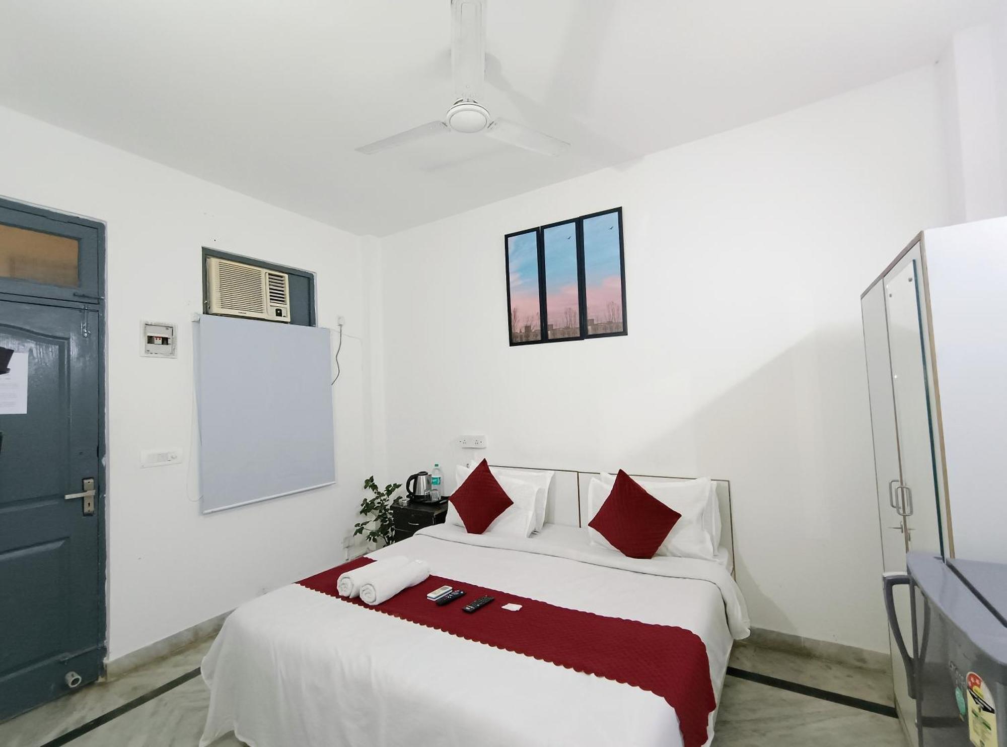 Hotel Hauz Khas Fort View New Delhi Bagian luar foto