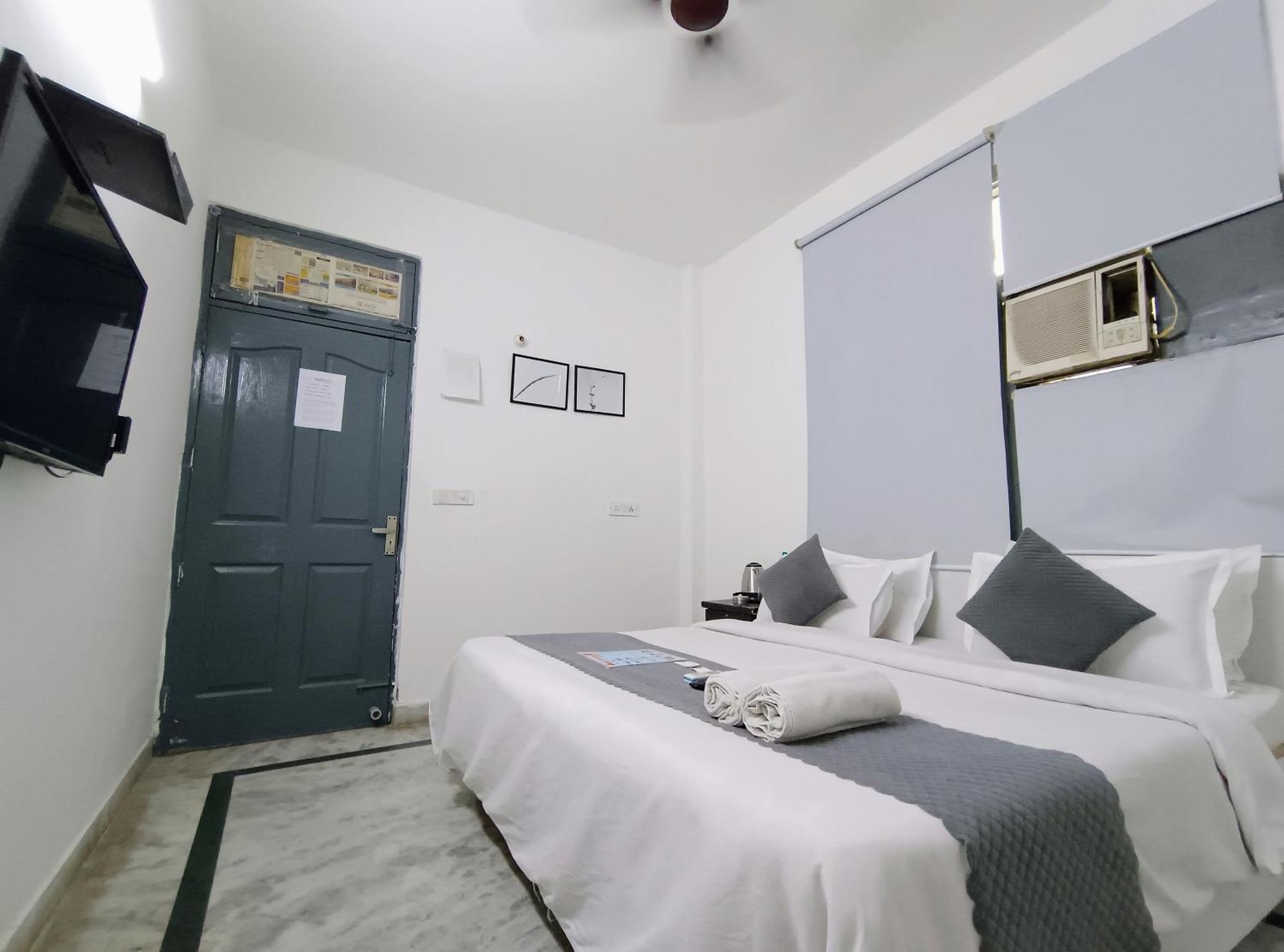 Hotel Hauz Khas Fort View New Delhi Bagian luar foto